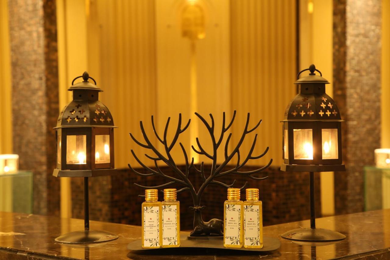 Crowne Plaza New Delhi Mayur Vihar Noida By Ihg מראה חיצוני תמונה A set of two lanterns