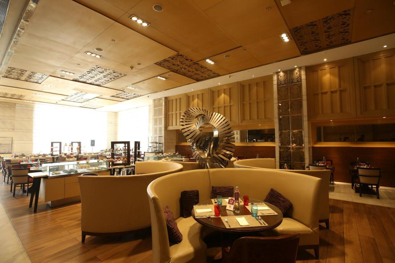 Crowne Plaza New Delhi Mayur Vihar Noida By Ihg מראה חיצוני תמונה The interior of the restaurant