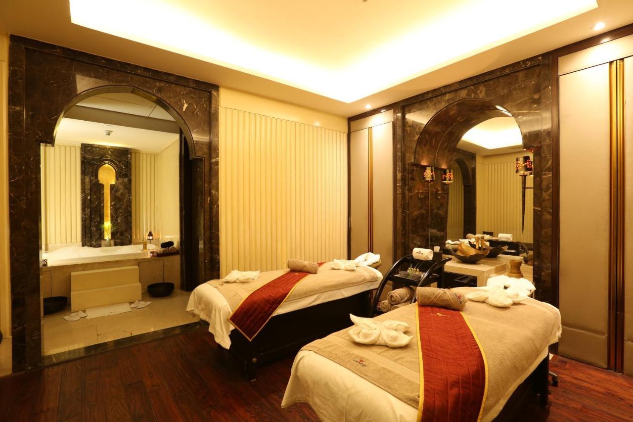 Crowne Plaza New Delhi Mayur Vihar Noida By Ihg מראה חיצוני תמונה A spa in a hotel