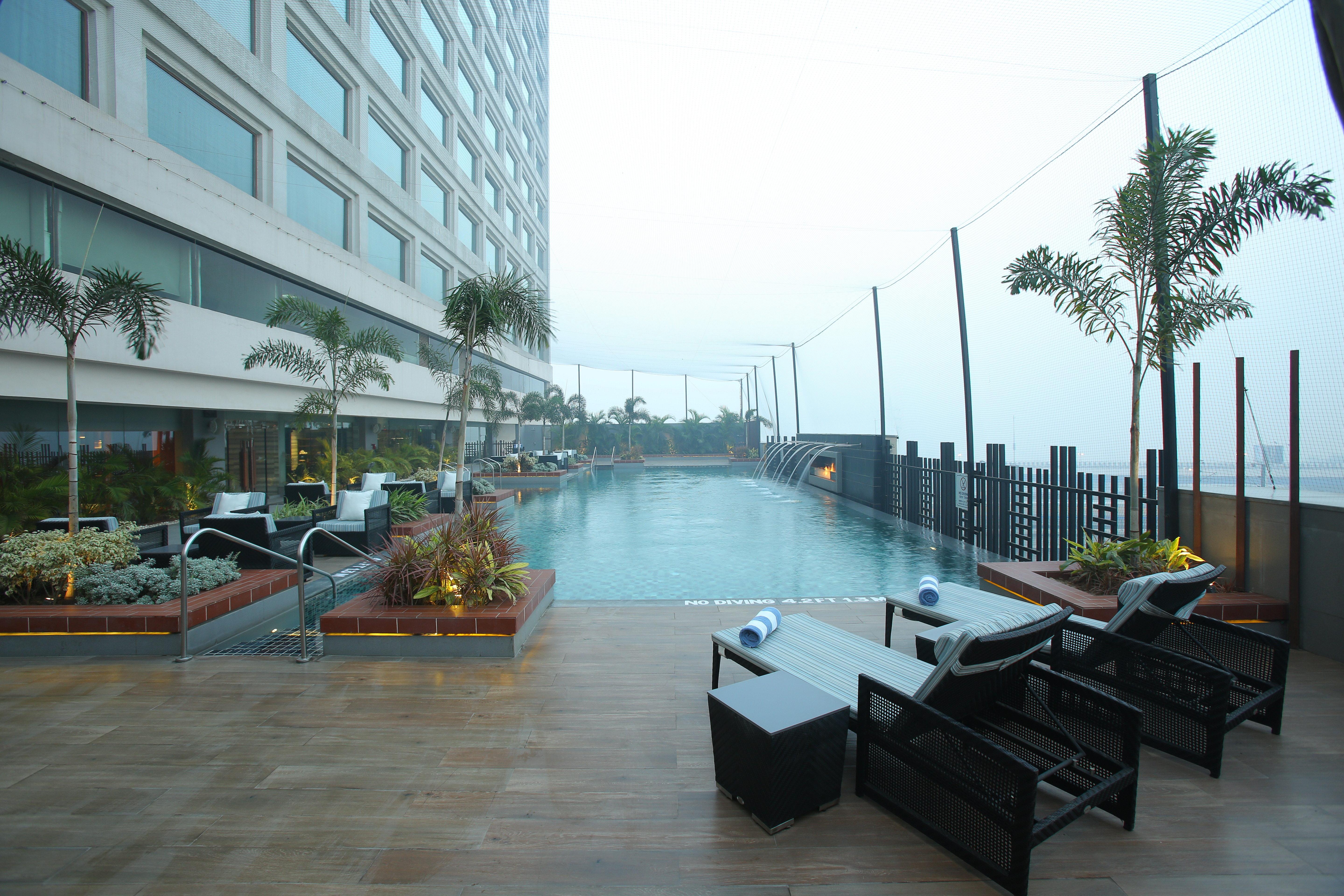 Crowne Plaza New Delhi Mayur Vihar Noida By Ihg מראה חיצוני תמונה The pool at the hotel
