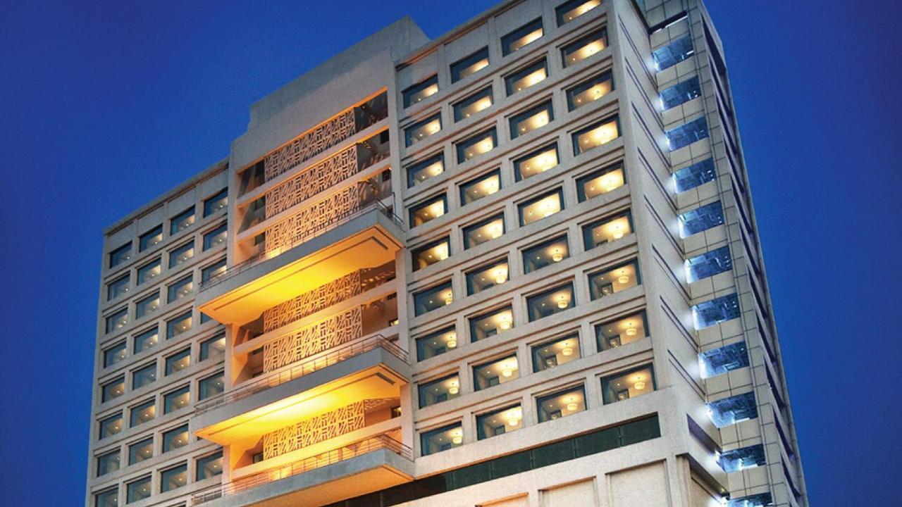 Crowne Plaza New Delhi Mayur Vihar Noida By Ihg מראה חיצוני תמונה The hotel at night