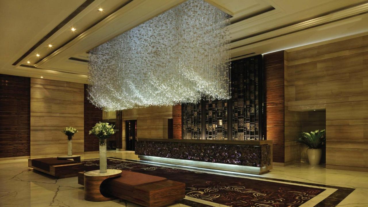 Crowne Plaza New Delhi Mayur Vihar Noida By Ihg מראה חיצוני תמונה The lobby of the hotel